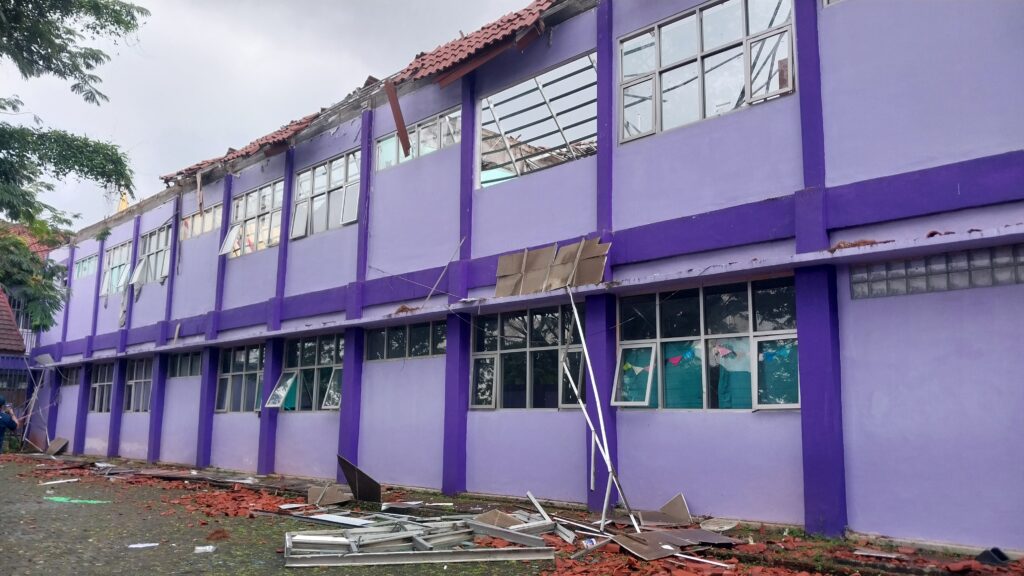 Tampak ruangan kelas yang roboh di SMAN 2 Gunung Putri, Kabupaten Bogor.