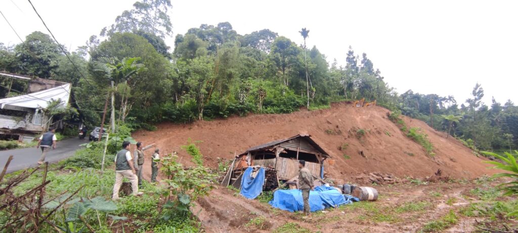Diduga Tak Miliki Izin, Satpol PP Hentikan Pembangunan Villa Dessy di Puncak