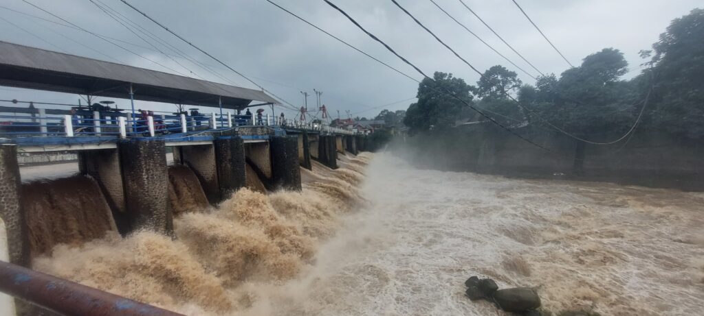 Bendung Katulampa Siaga 3, Debit Air Sentuh 110 CM