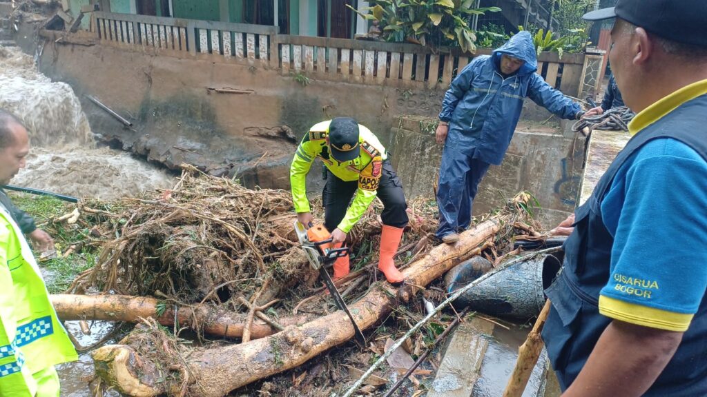 Hujan Deras Putuskan Jembatan Alternatif di Cisarua Bogor