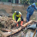 Hujan Deras Putuskan Jembatan Alternatif di Cisarua Bogor