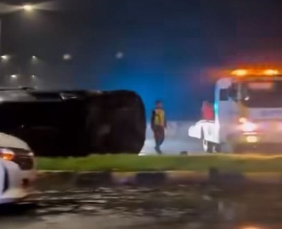 Mobil terguling di Exit Tol Baranangsiang, Bogor,