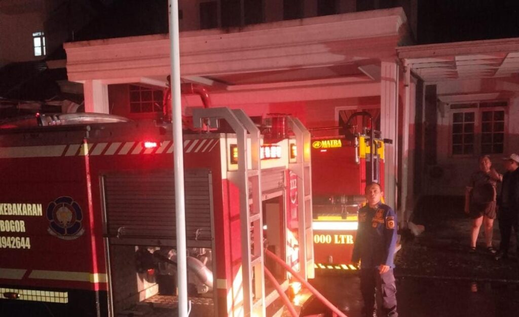 Diduga Korsleting Listrik, Rumah Mewah di Kota Wisata Bogor Terbakar
