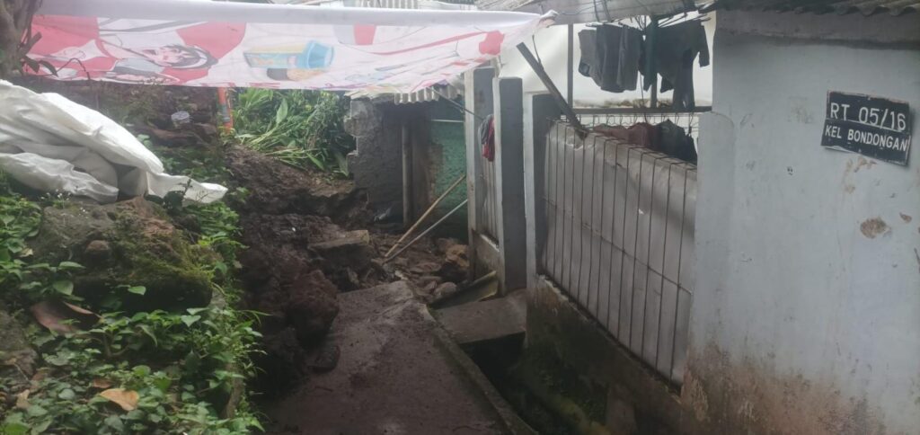 TPT Ambrol Diterjang Hujan Deras, Warga Bondongan Tewas Tertimpa Longsor