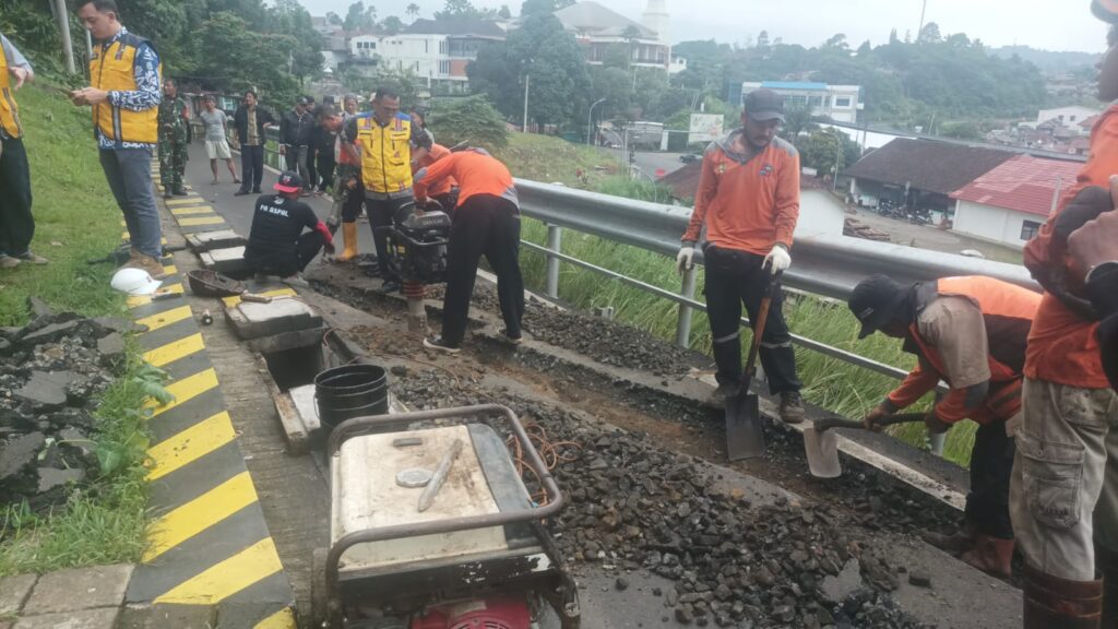 Jalan Batutulis Bogor Retak dan Longsor, Jalur Motor Ditutup Kembali