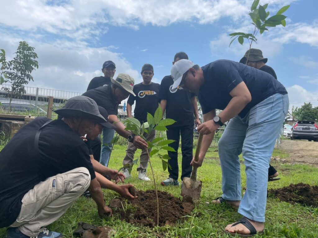 FWBS Tanam Ratusan Pohon di Cisadane, Sekda Ajat : Sejalan Program Hutan Kota