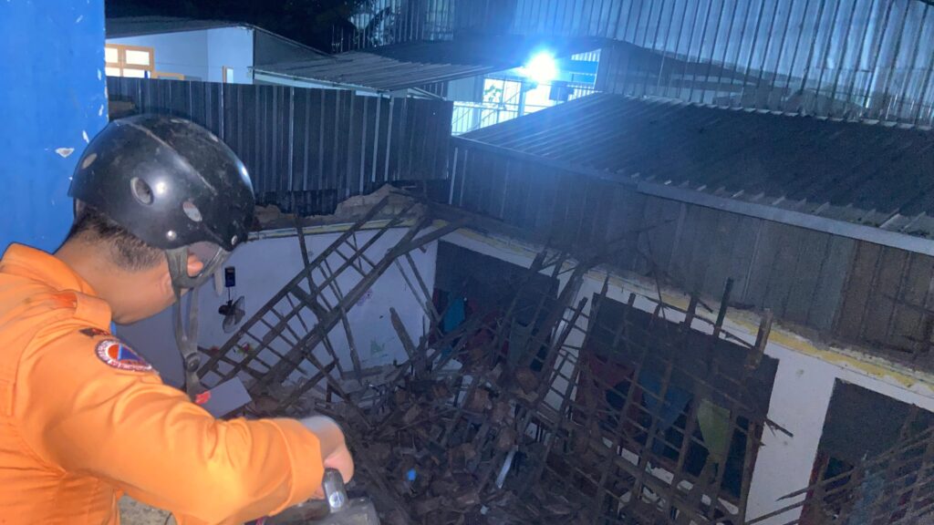 Atap Rapuh, Dua Kelas MI Miftahul Falah Gunung Putri Ambruk