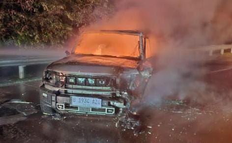 Mobil Jeep Hangus Terbakar di Tol Jagorawi, Dua Orang Luka Bakar