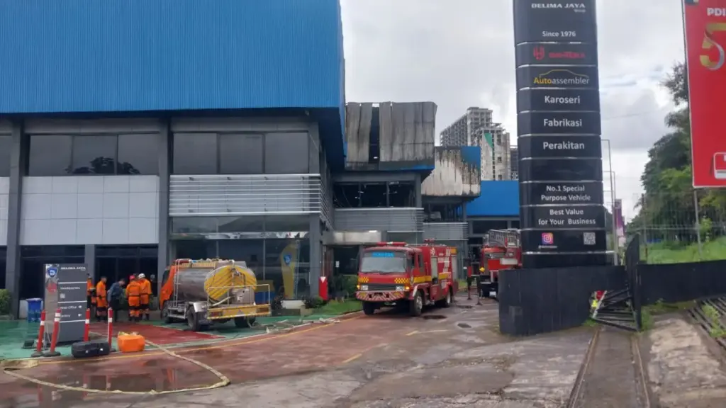 Kebakaran Hebat Landa Pabrik Karoseri PT Delima Jaya di Bogor Utara
