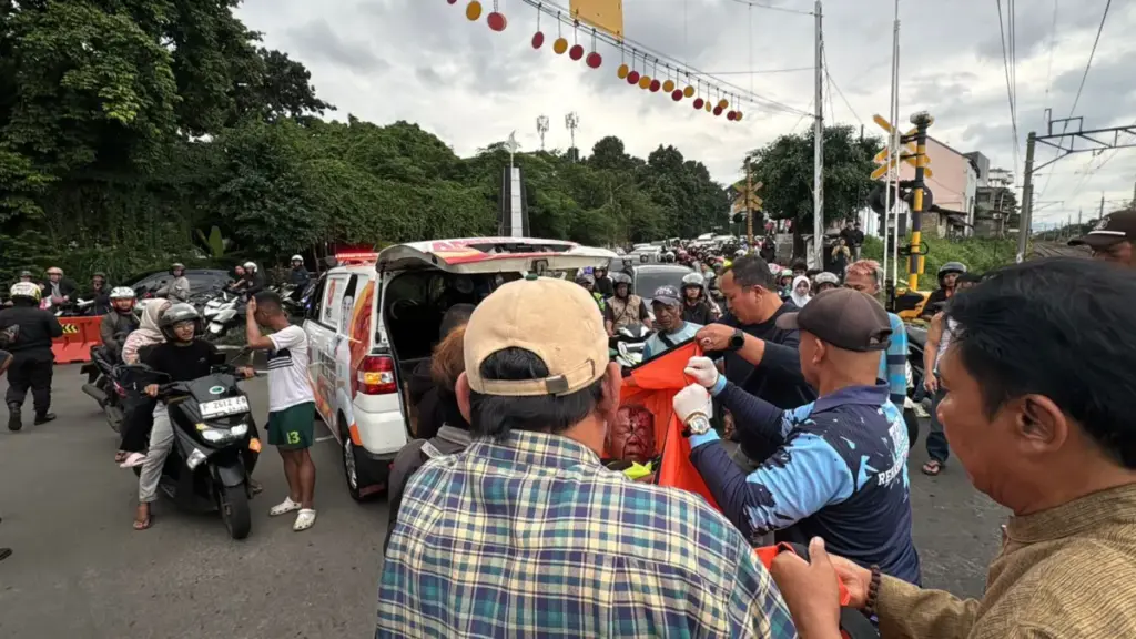 Penjaga Lintasan Rel di Bogor Terserempet KRL