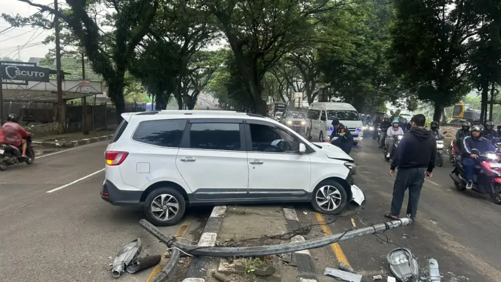 Mobil Wuling Tabrak Tiang PJU di Jalan KH Abdullah Bin Nuh Bogor