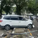 Mobil Wuling Tabrak Tiang PJU di Jalan KH Abdullah Bin Nuh Bogor