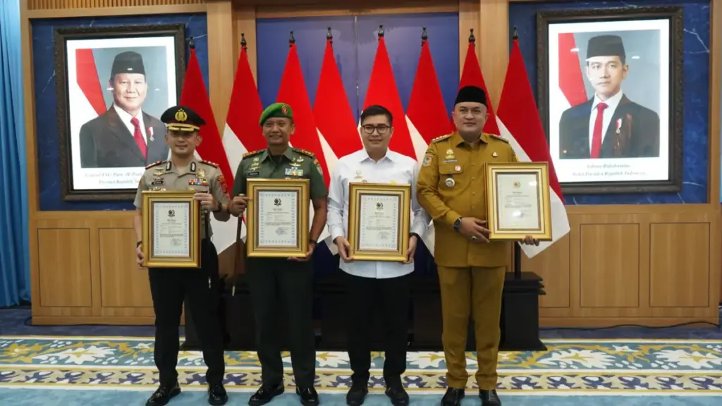 Bupati Bogor Rudy Susmanto Dianugerahi Brevet Kehormatan Paspampres