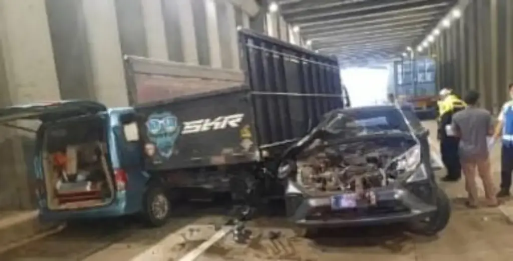 7 Mobil Tabrakan Beruntun di Underpass Ciawi