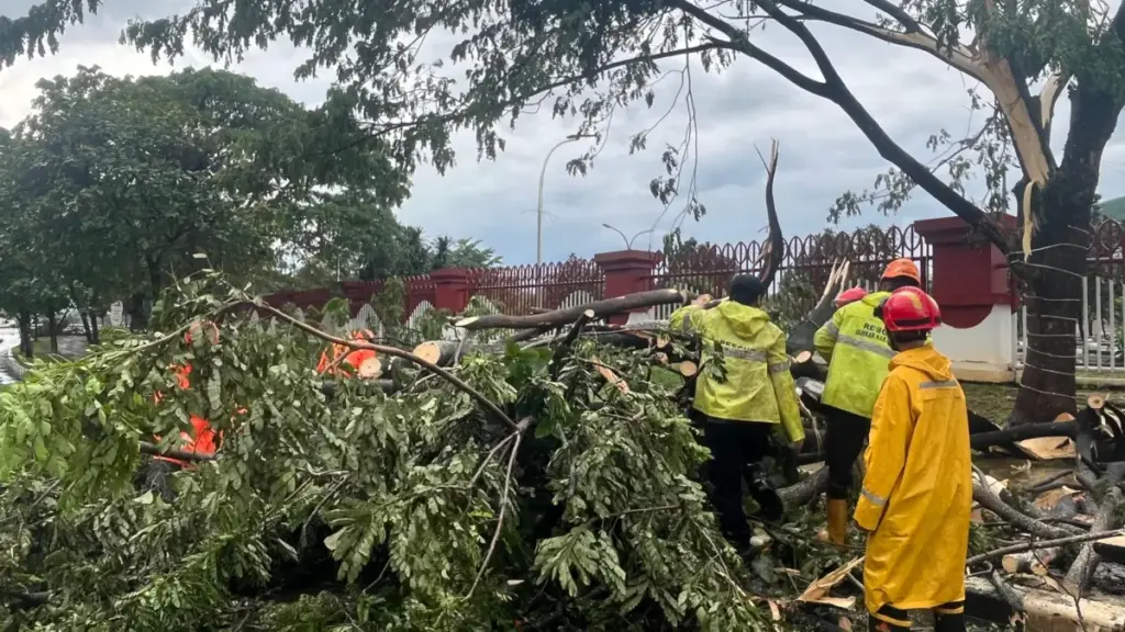 Diterjang Angin Kencang, Stadion Pakansari Porak-poranda : Satu Orang Luka