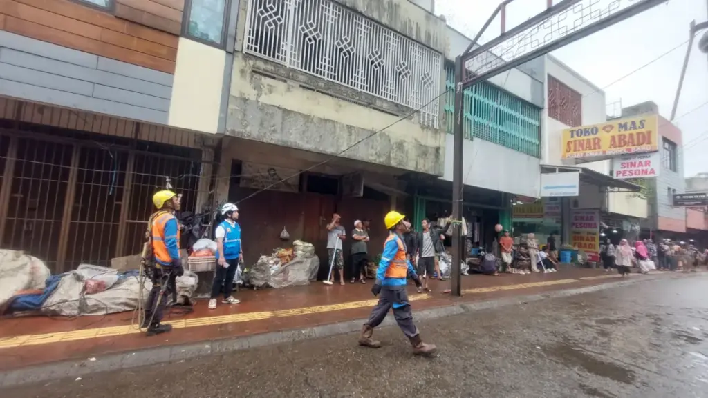PLN Kota Bogor Amankan Kabel dan Meteran Listrik Ilegal di Suryakencana