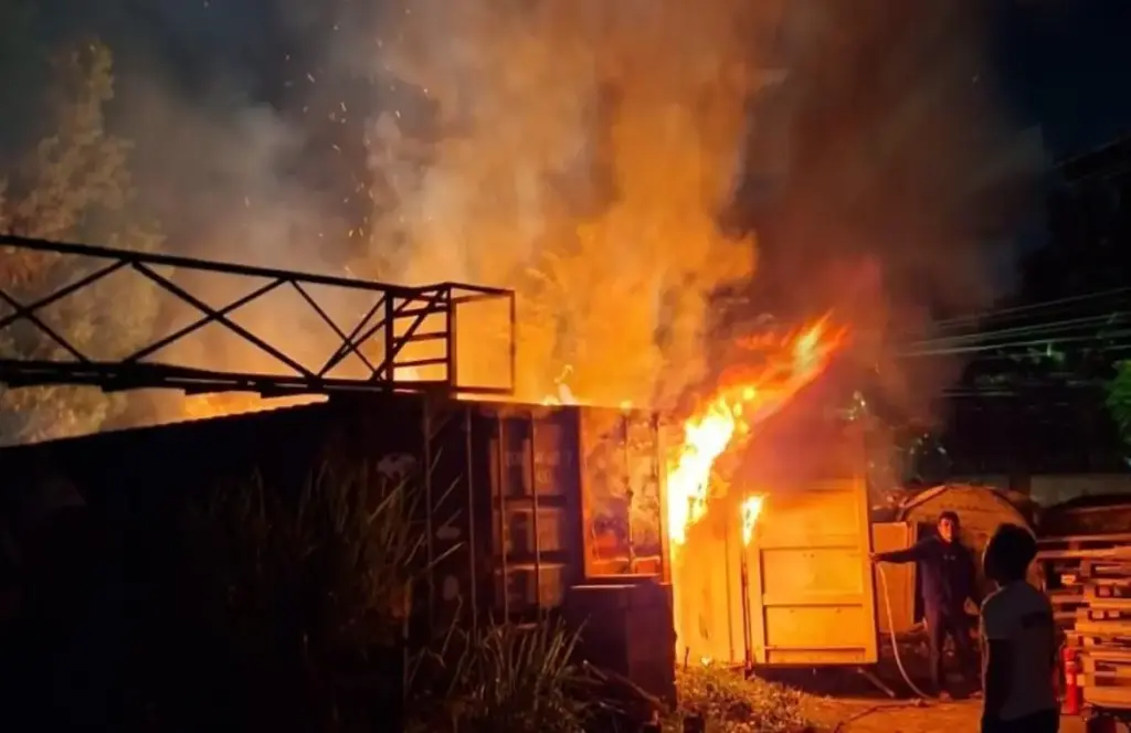 Kontainer di PT Twink Indonesia Terbakar, Api Membesar Gara-gara Ini !