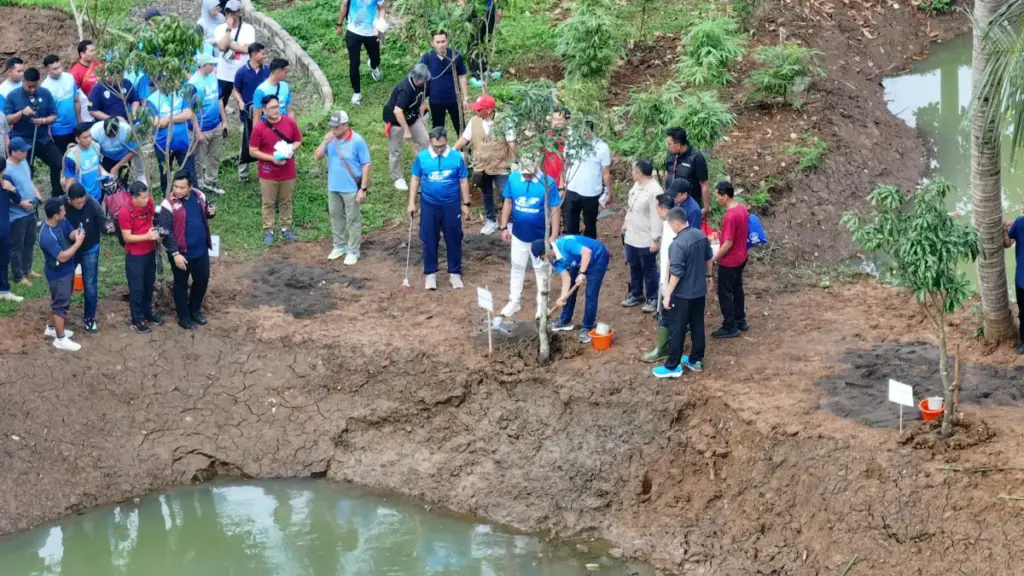 Tutup CFD Jelang Ramadan, Bupati Bogor dan Menteri LH Tanam Pohon di Hutan Kota Tegar Beriman
