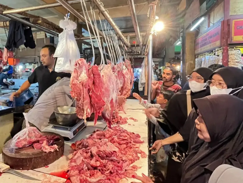 Pedagang Daging di Pasar Cibinong Keluhkan Kenaikan Harga