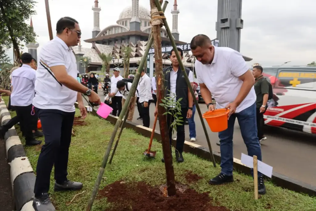 Usai Puting Beliung Terjang Gelora Pakansari, Bupati Bogor Pimpin Tanam 1.000 Pohon