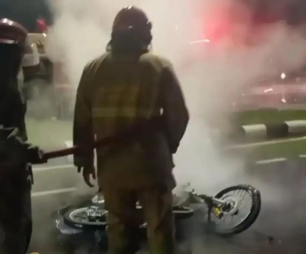 RX King Tabrak Ambulans di Stadion Pakansari : Motor Terbakar, Pengendara Kabur