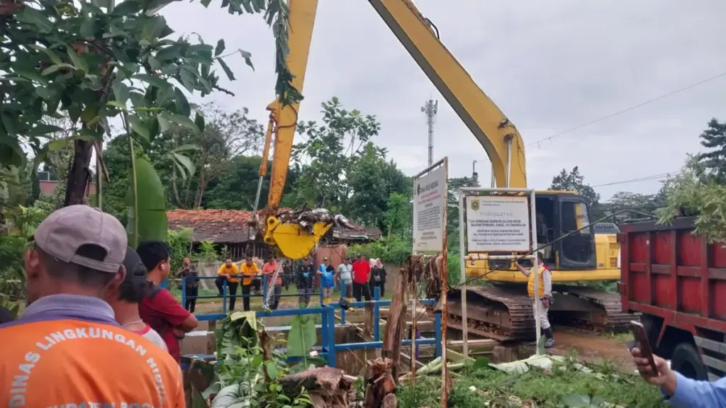 Kecamatan Cibinong Kerahkan Belasan Truk, Sampah di Dam Cikaret Diangkut Hingga Tuntas