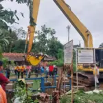 Kecamatan Cibinong Kerahkan Belasan Truk, Sampah di Dam Cikaret Diangkut Hingga Tuntas