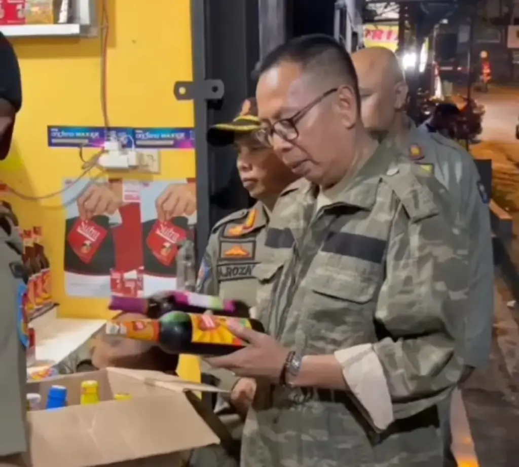 Satpol PP Kota Bogor Sita 29 Botol Miras dari Kios Berkedok Toko Jamu