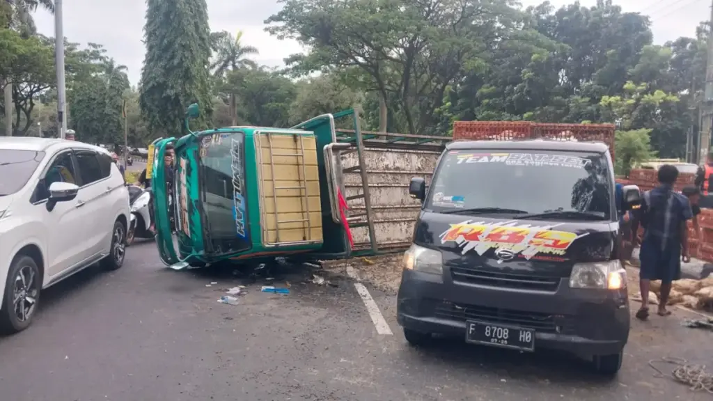 Truk Muatan Ayam Terguling, Polisi Atur Lalu Lintas di Jalan Tegar Beriman
