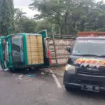Truk Muatan Ayam Terguling, Polisi Atur Lalu Lintas di Jalan Tegar Beriman