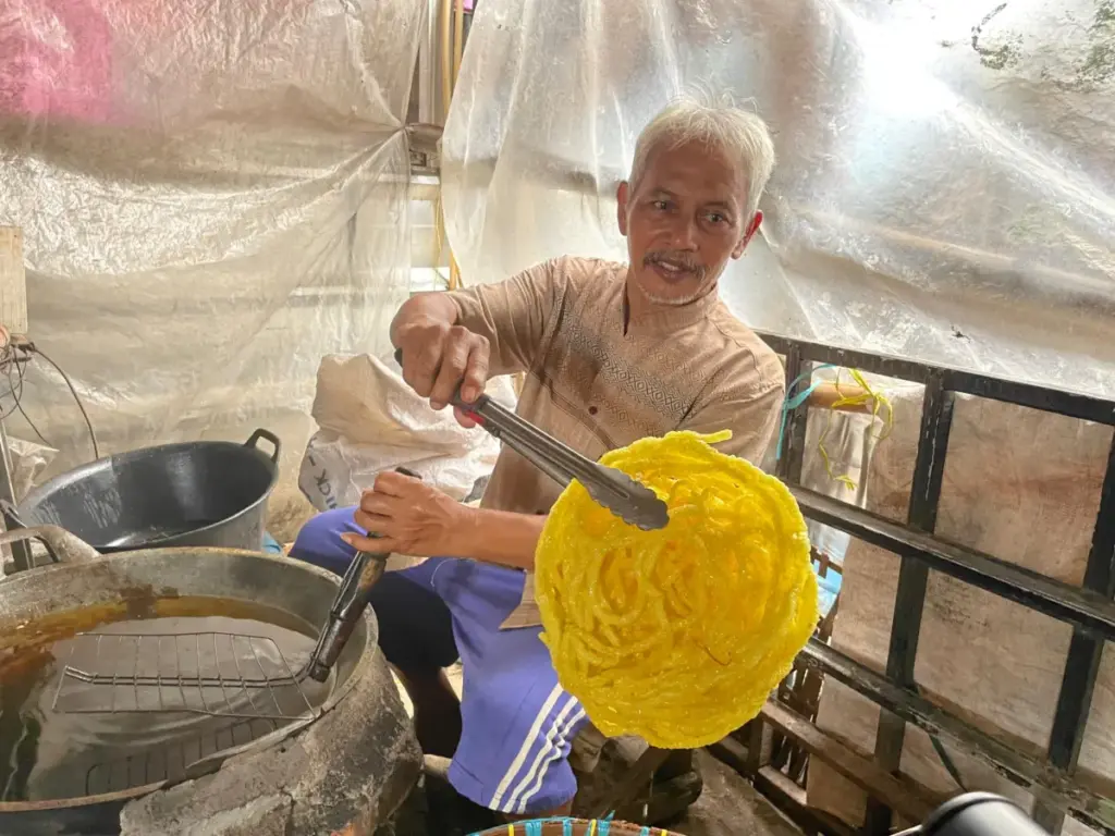 Di Balik Gurihnya Kerupuk Mie Kuning, Asa Saepudin Tak Pernah Padam