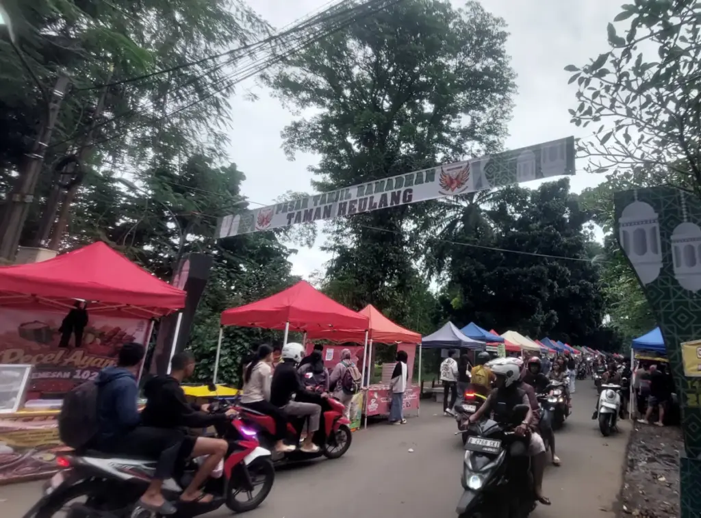 Ramainya Pasar Takjil Perdana di Taman Heulang, Warga Bogor Antusias Ngabuburit