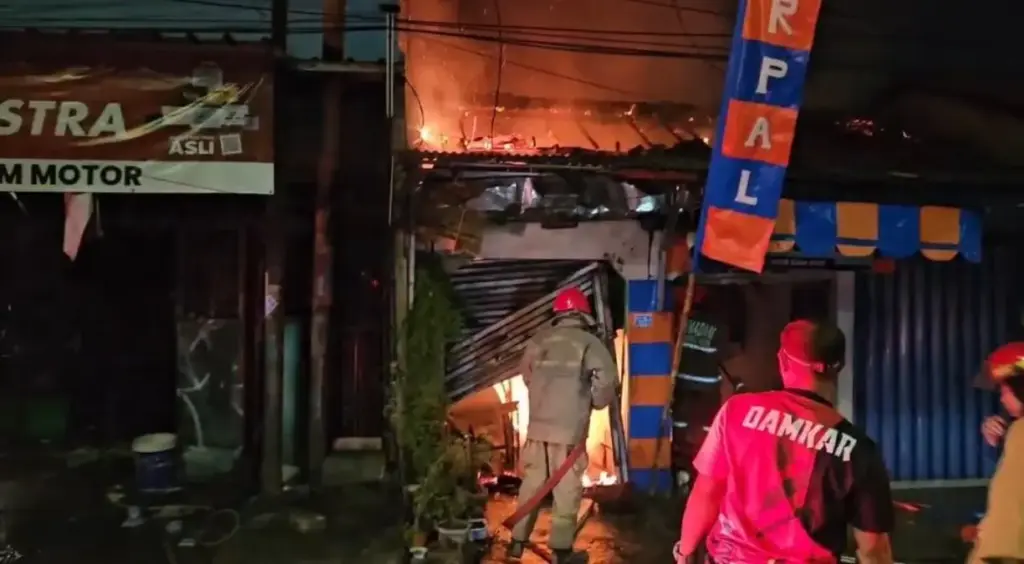 Api Tiba-Tiba Muncul di Ruko Paling Ujung, Begini Detik-Detik Kebakaran di Pakansari