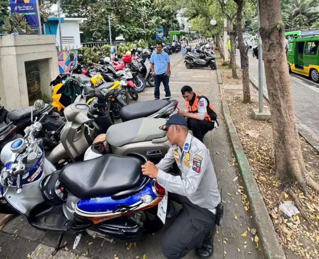 Dishub Kota Bogor Gembosi Ban Kendaraan Parkir Liar di Trotoar