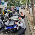 Dishub Kota Bogor Gembosi Ban Kendaraan Parkir Liar di Trotoar