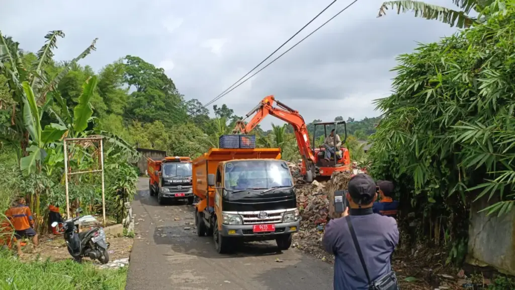 Pemkab Bogor Kerahkan Alat Berat dan Puluhan Truk Bersihkan Sampah Liar di Desa Kopo