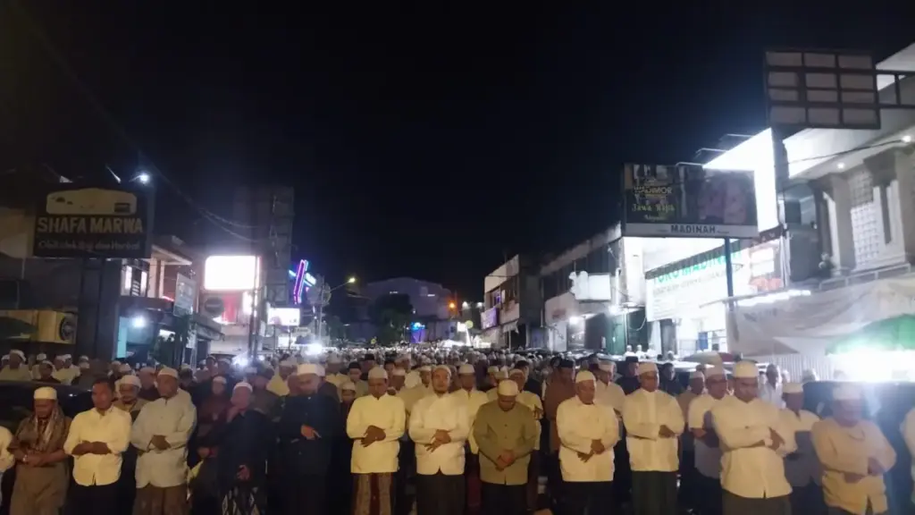 Sujud di Aspal Empang, Menjemput Berkah di Malam Ganjil