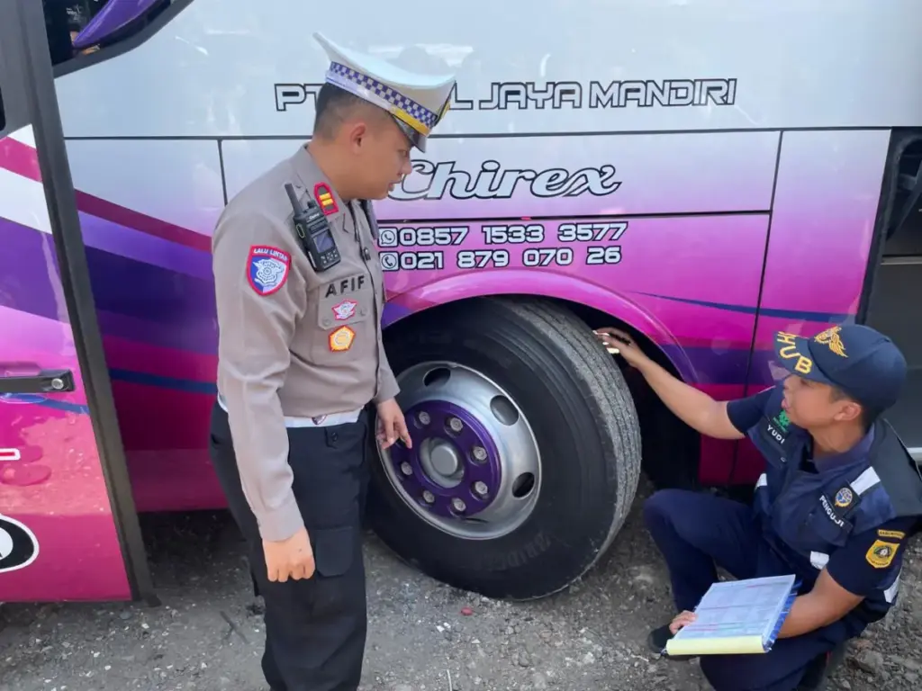 Ramp Check Bus Mudik di Cibinong, Polisi dan Dishub Pastikan Kendaraan Aman