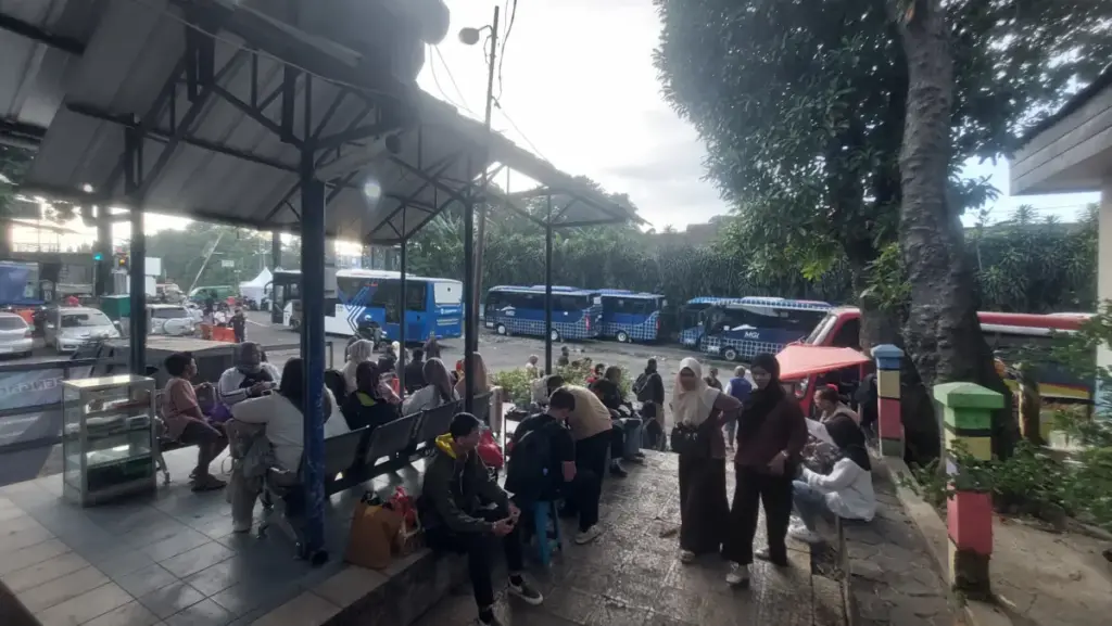 Pemudik Pilih Bus ke Jawa, Terminal Baranangsiang Dipadati H-2 Lebaran