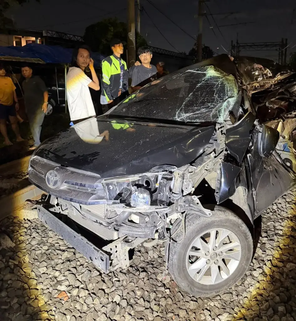 Mobil Innova Masuk Rel KRL di Jalan Sholeh Iskandar Bogor Diduga Usai Tabrak Trotoar, Sopir Tak Ada di TKP