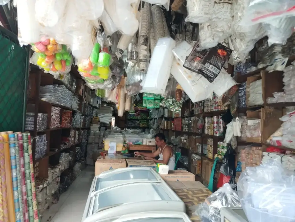 Lonjakan Harga Plastik di Pasar Bojonggede Buat Pembeli Pilih-Pilih