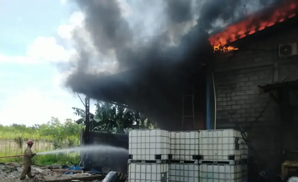Kabel listrik Ketarik Beko Picu Kebakaran Pabrik Kasur di Gunung Sindur
