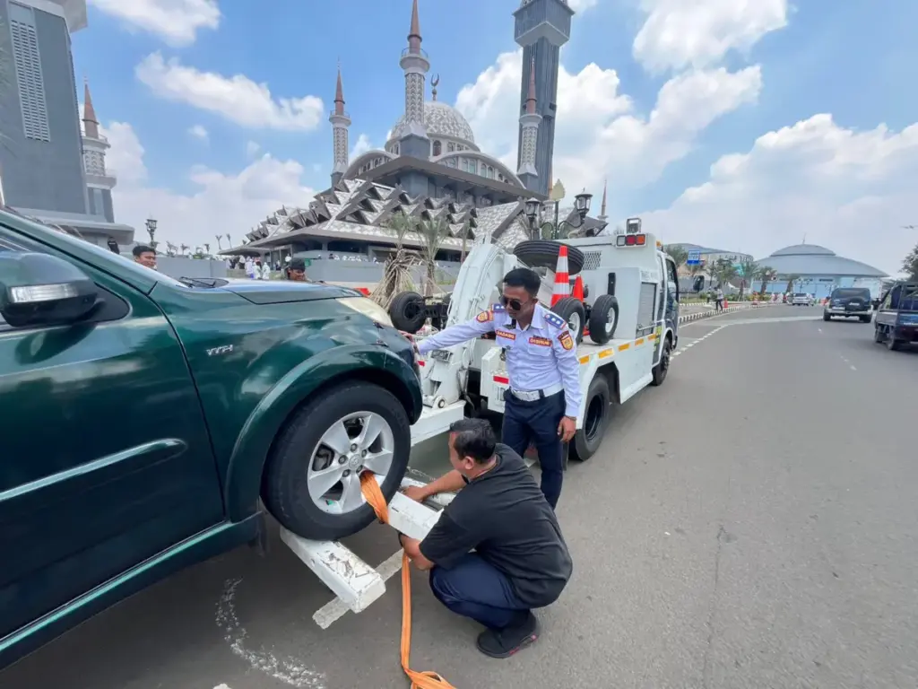 Dishub Tindak Tegas Parkir Liar di Pakansari, Kendaran Digembok hingga Diderek