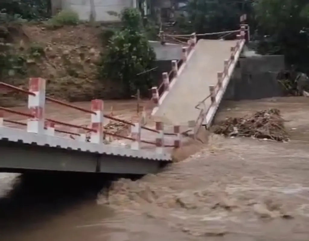 Diresmikan 2 Bulan Lalu, Jembatan di Desa Gobang Kini Ambruk usai Diterjang Hujan