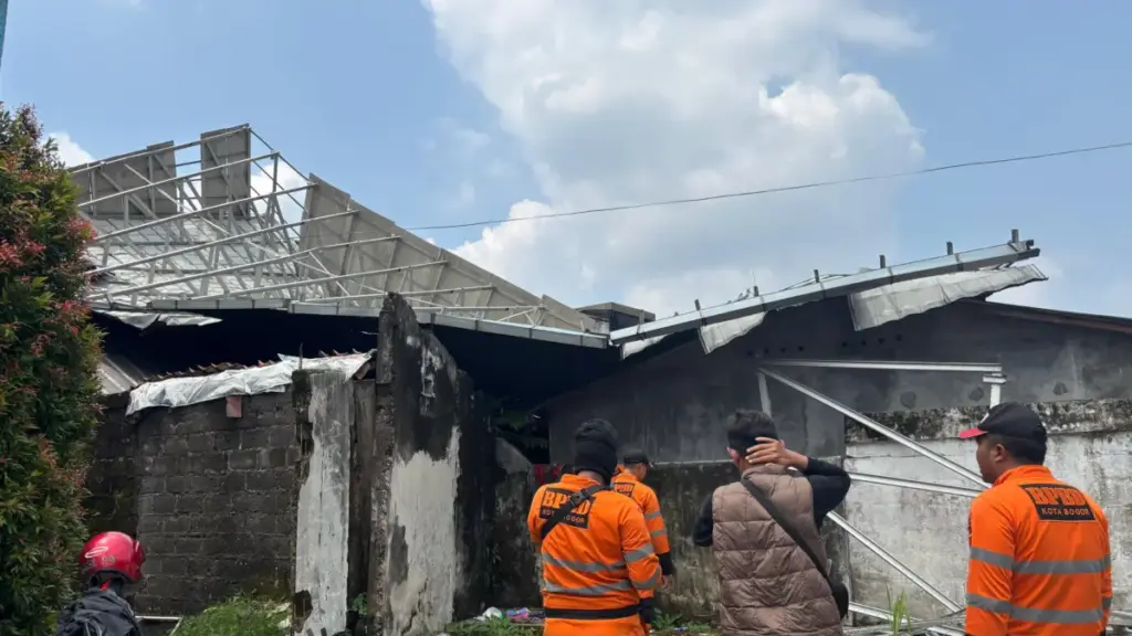 Angin Kencang Terbangkan Atap Sekolah, Tiga Rumah Warga Bogor Tertimpa