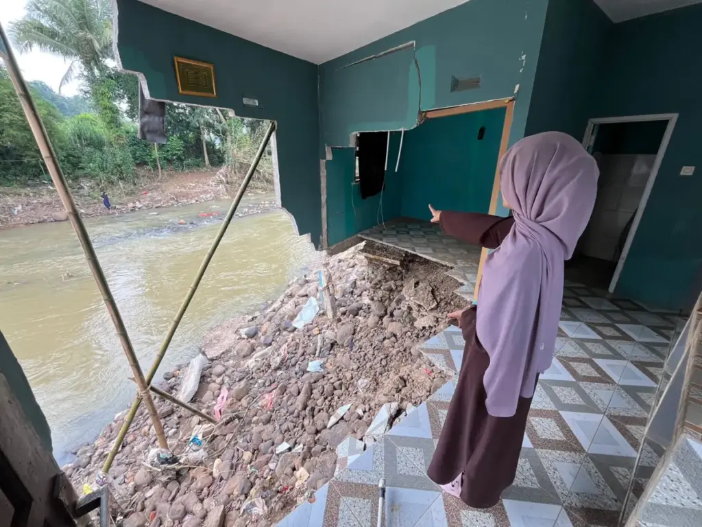 Luapan Sungai Citempuhan Robohkan Jembatan Desa Gobang, Motor dan Uang 50 Juta milik Warga Hilang