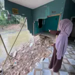 Luapan Sungai Citempuhan Robohkan Jembatan Desa Gobang, Motor dan Uang 50 Juta milik Warga Hilang