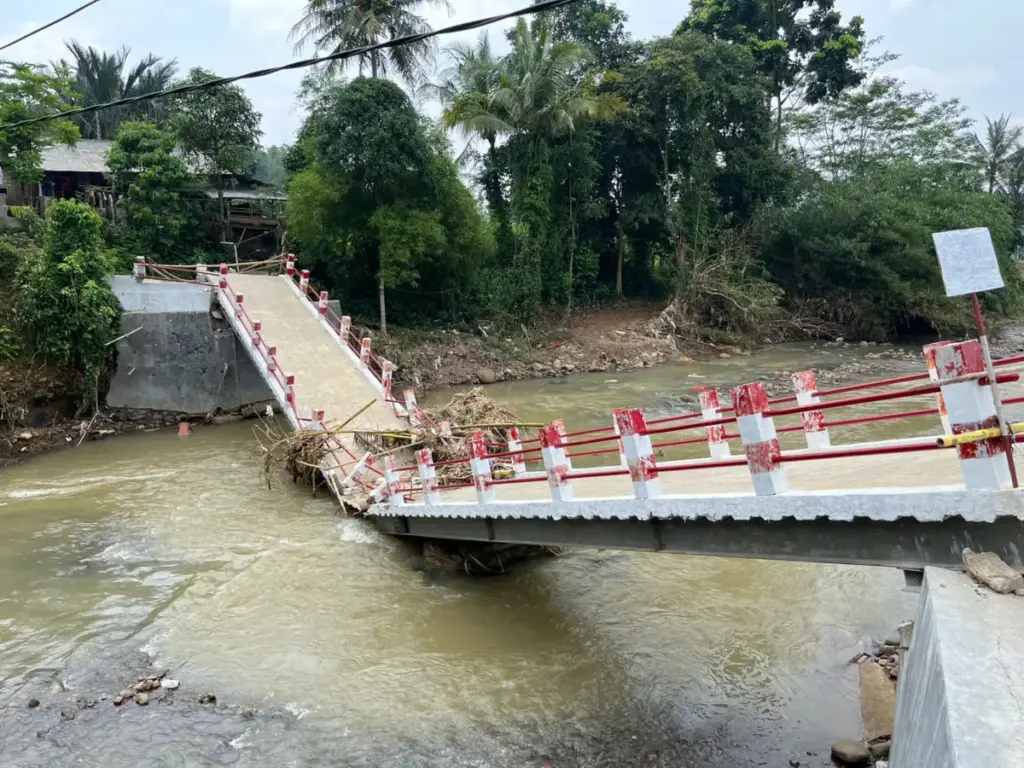 Jembatan Baru Rp1 M di Rumpin Ambruk Kualitas Proyek Desa Gobang Dipertanyakan