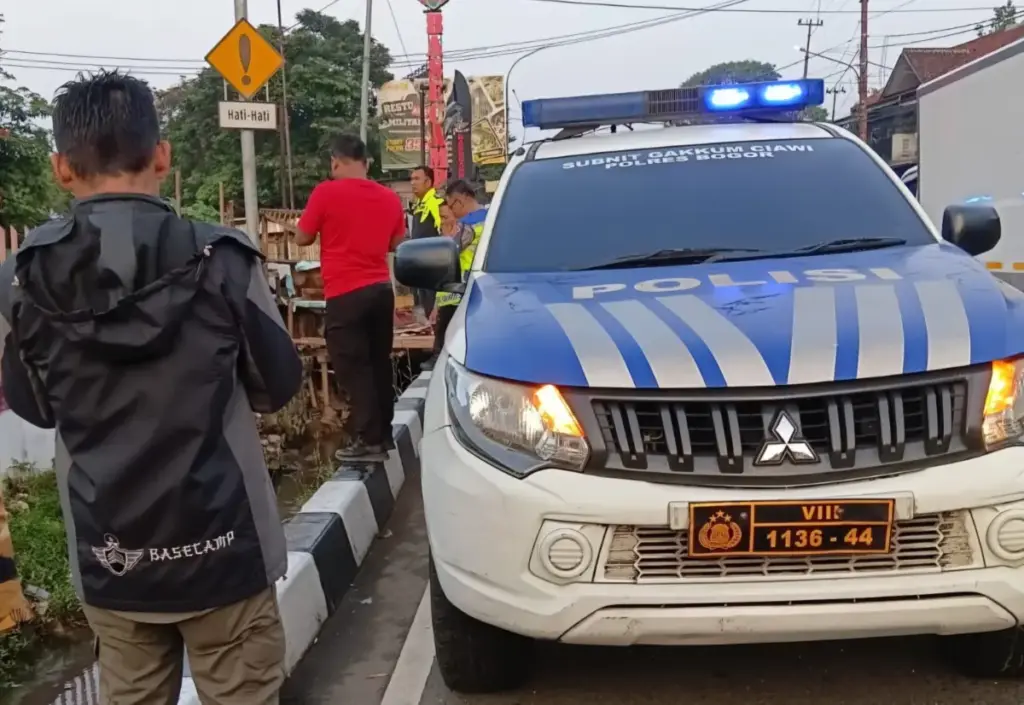 Laka Tunggal, Pemotor Tewas Usai Tabrak Trotoar di Puncak Bogor