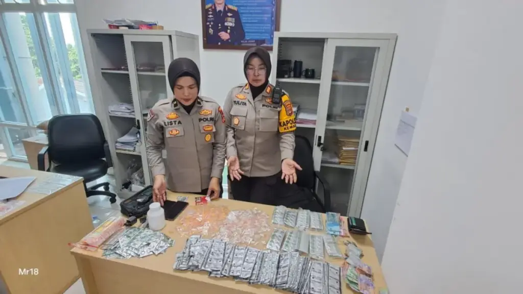 Aksi Penyamaran Kapolsek Kemang Berbuah Hasil, 4.756 Obat Keras Disita dari Dua Pelaku